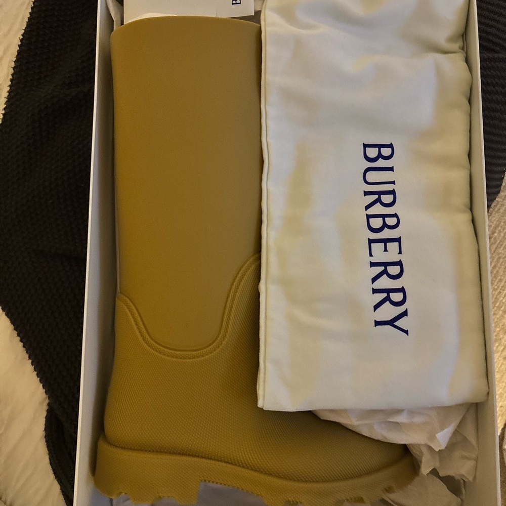 Burberry rain boots brand new only tried on once for sale